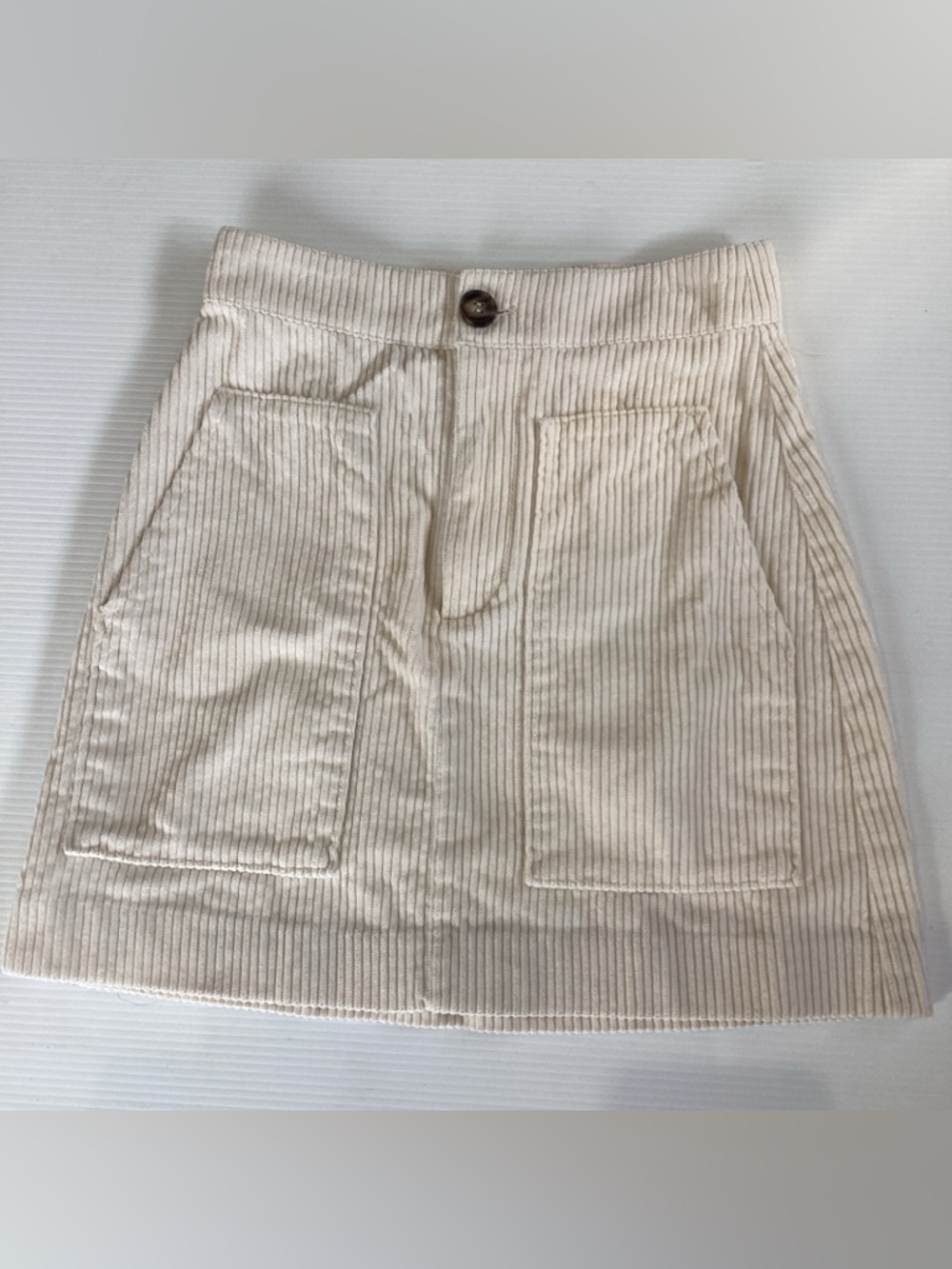 H&M Size 2 Corduroy Cream Skirt with 2 front deep pockets Zipper With button